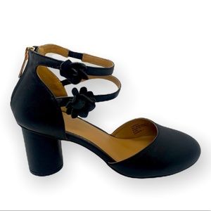 Nanette Lepore Black strappy flower shoe  Size 6.5